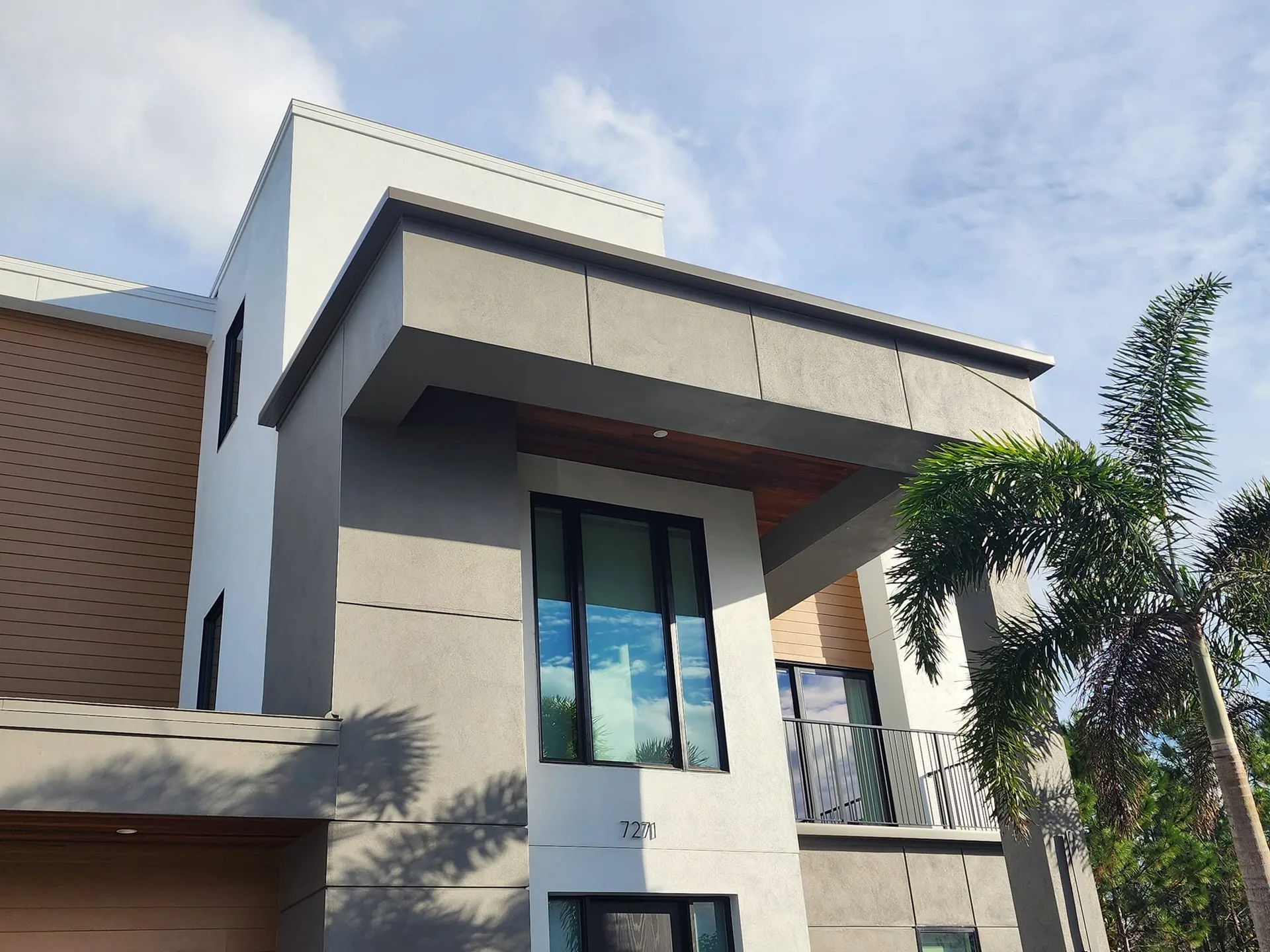 Low angle gray stucco flat roof cantilever balcony palm, Sanford